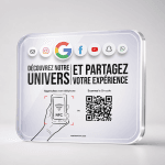 plaque NFC Pro tout-en-un posée sur le comptoir d’un commerce