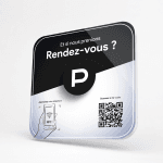 plaque NFC Planity posée à la caisse d’un salon de coiffure
