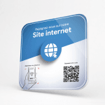 plaque NFC site web posée sur le comptoir d’un commerce