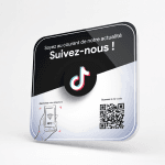 plaque NFC TikTok posée sur le comptoir d’un commerce