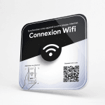 plaque NFC WiFi posée sur la table d’un restaurant