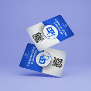 Carte de visite NFC en PVC rigide présentée devant un smartphone