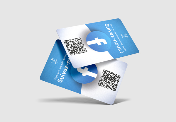 carte NFC Facebook approchée d’un smartphone qui ouvre la page