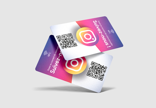 carte NFC Instagram approchée d’un smartphone qui ouvre le profil