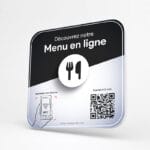 Plaque NFC et QR code menu restaurant posée sur une table