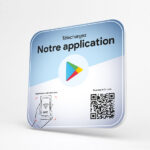 plaque NFC Play Store posée sur le comptoir d’un commerce