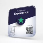 plaque NFC Trustpilot posée sur le comptoir d’une entreprise