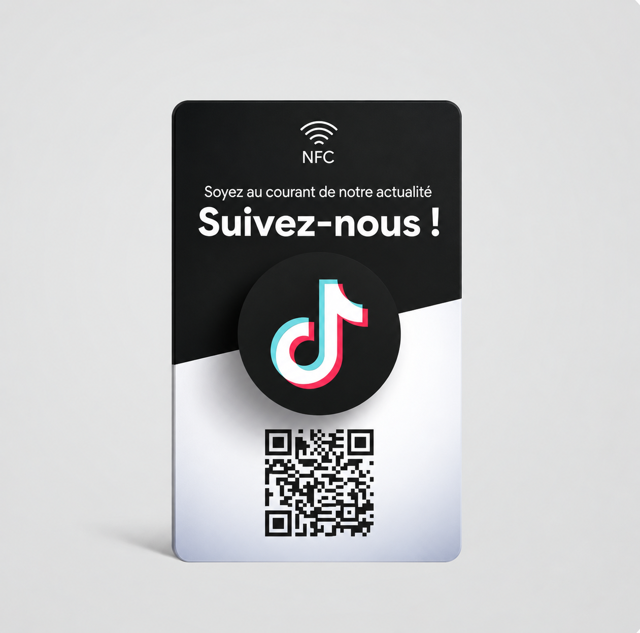 carte NFC TikTok approchée d’un smartphone qui ouvre le profil